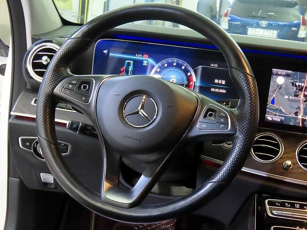 Mercedes Benz E class - Vista 8