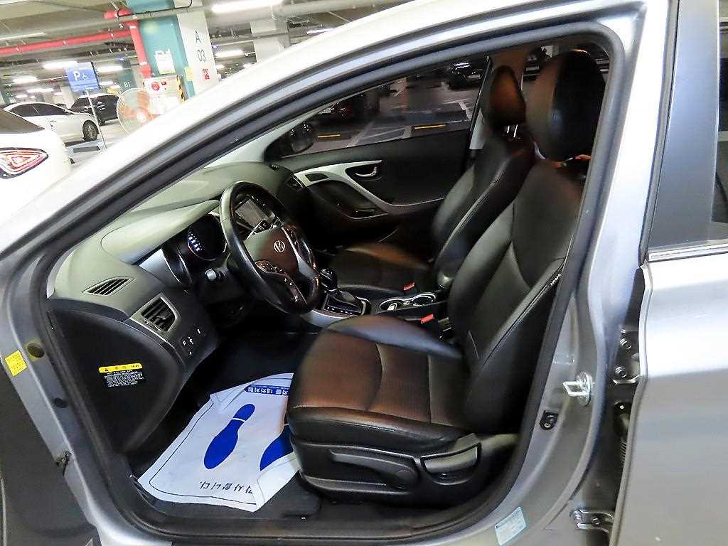 HYUNDAI Avante - Vista 6