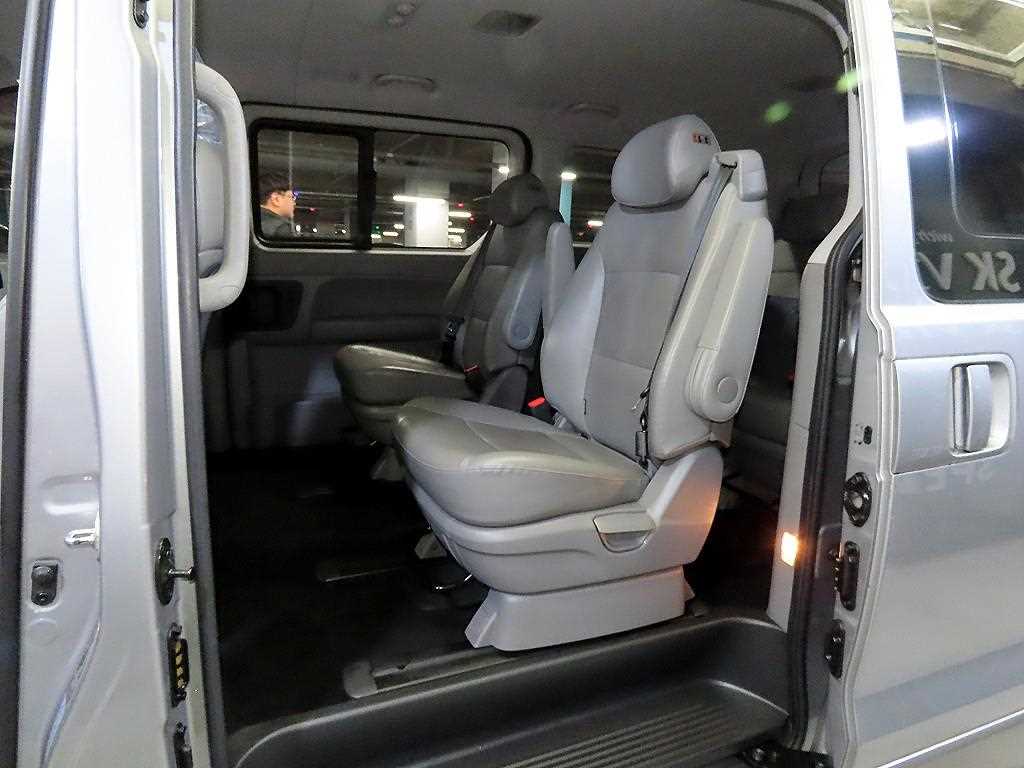 HYUNDAI Starex - Vista 6