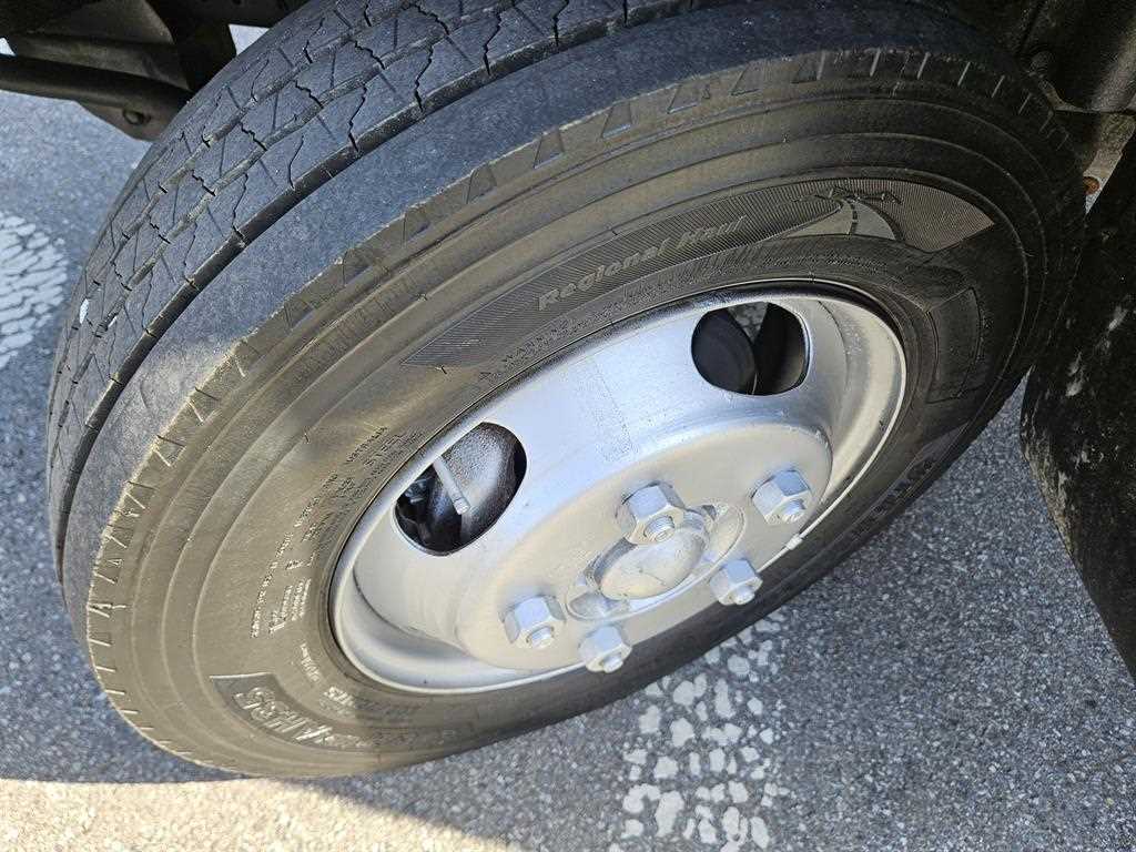 medium and large cargo Live Fish Car - Vista 11