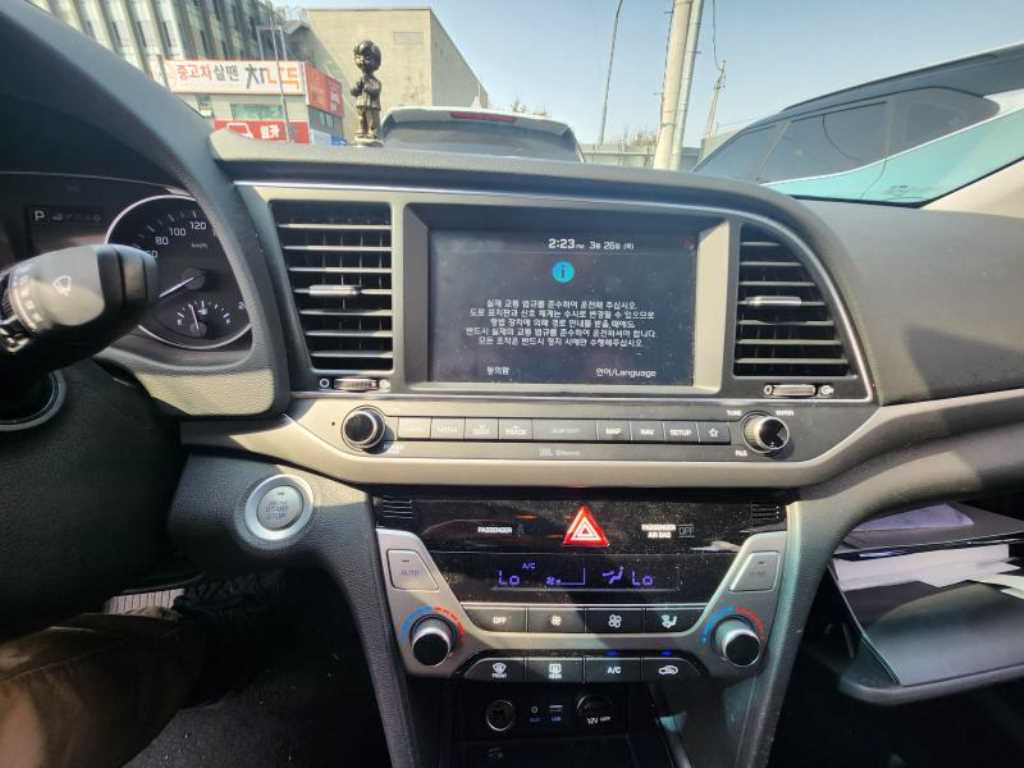 HYUNDAI Avante - Vista 10