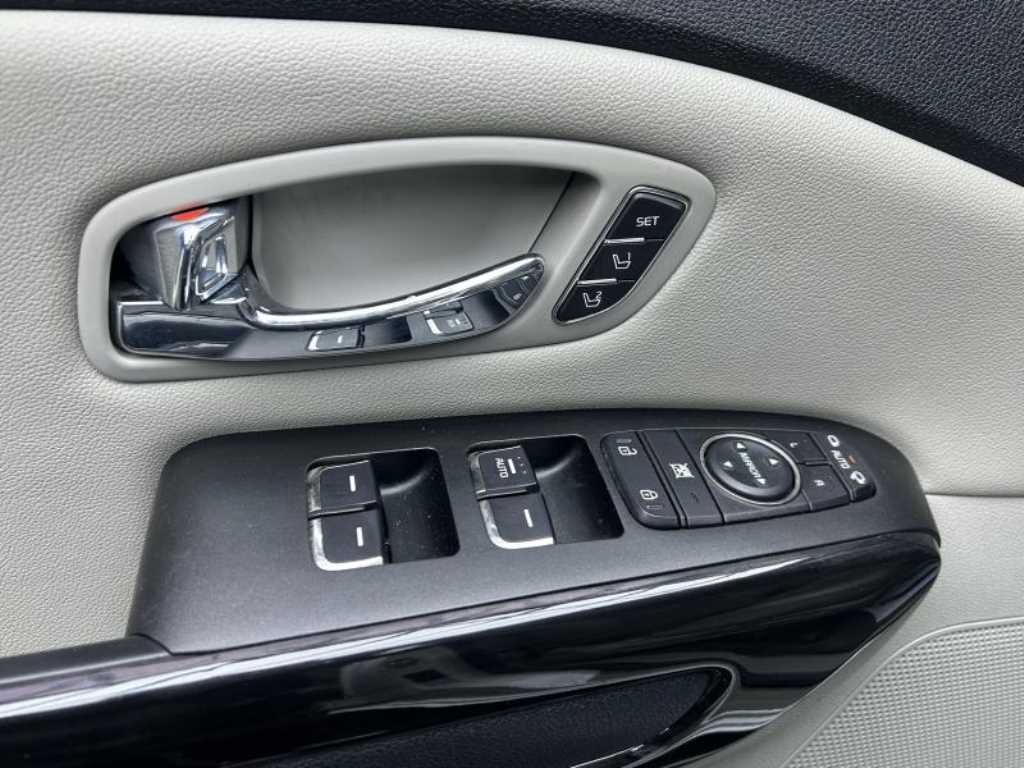 KIA Carnival - Vista 12