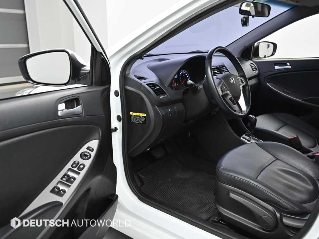 HYUNDAI Accent - Vista 11