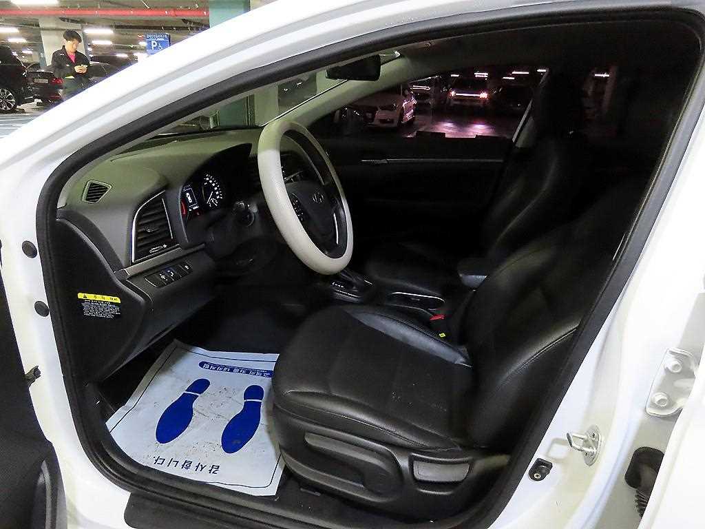 HYUNDAI Avante - Vista 6