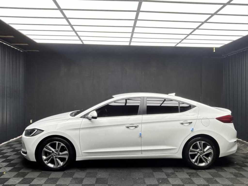 HYUNDAI Avante - Vista 3