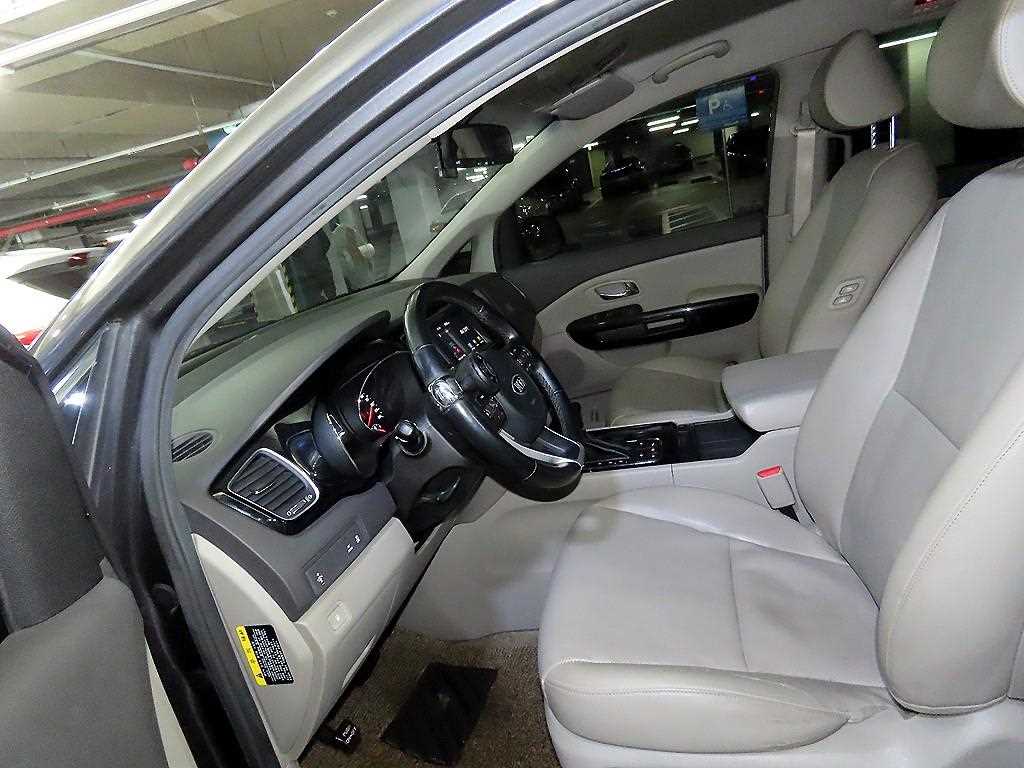 KIA Carnival - Vista 6