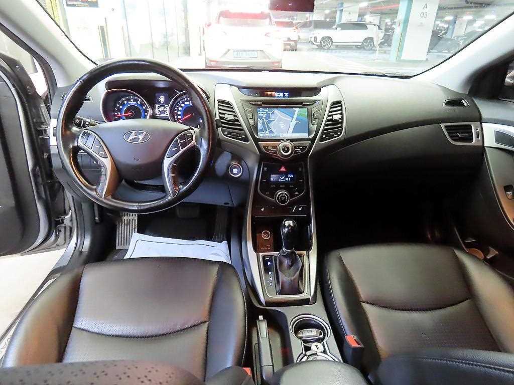 HYUNDAI Avante - Vista 10