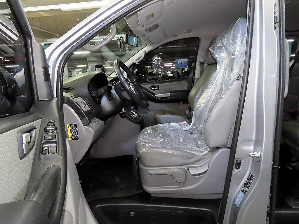 HYUNDAI Starex - Vista 7