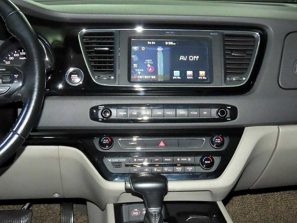 KIA Carnival - Vista 11