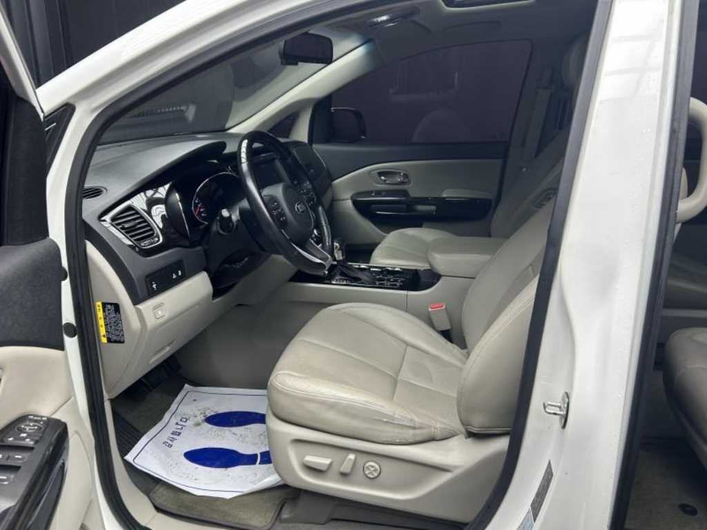 KIA Carnival - Vista 7