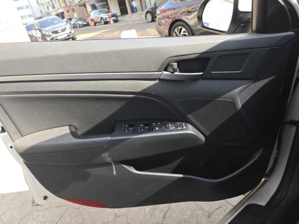 HYUNDAI Avante - Vista 5