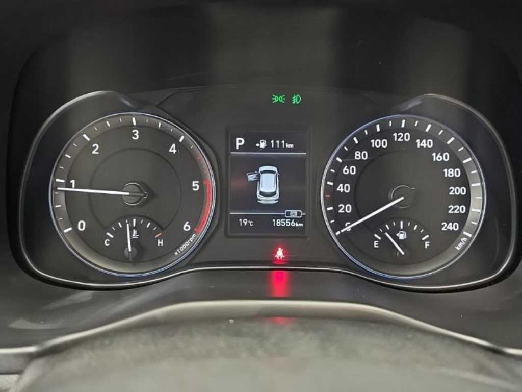 HYUNDAI Kona - Vista 7