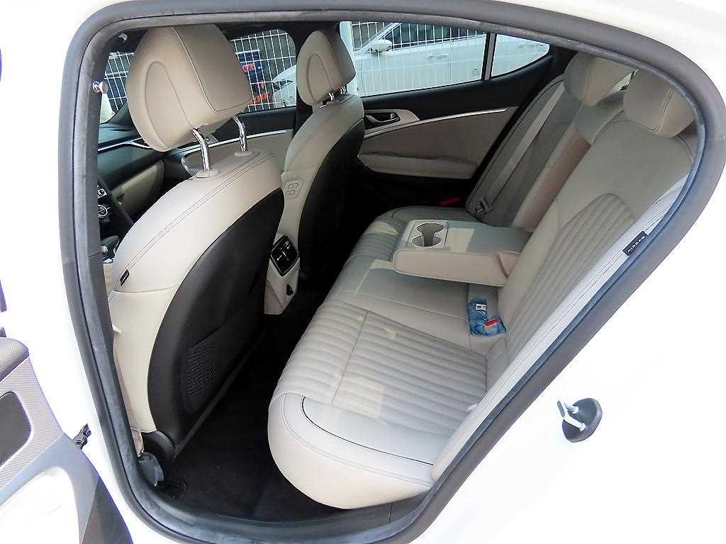 Genesis G70 - Vista 6