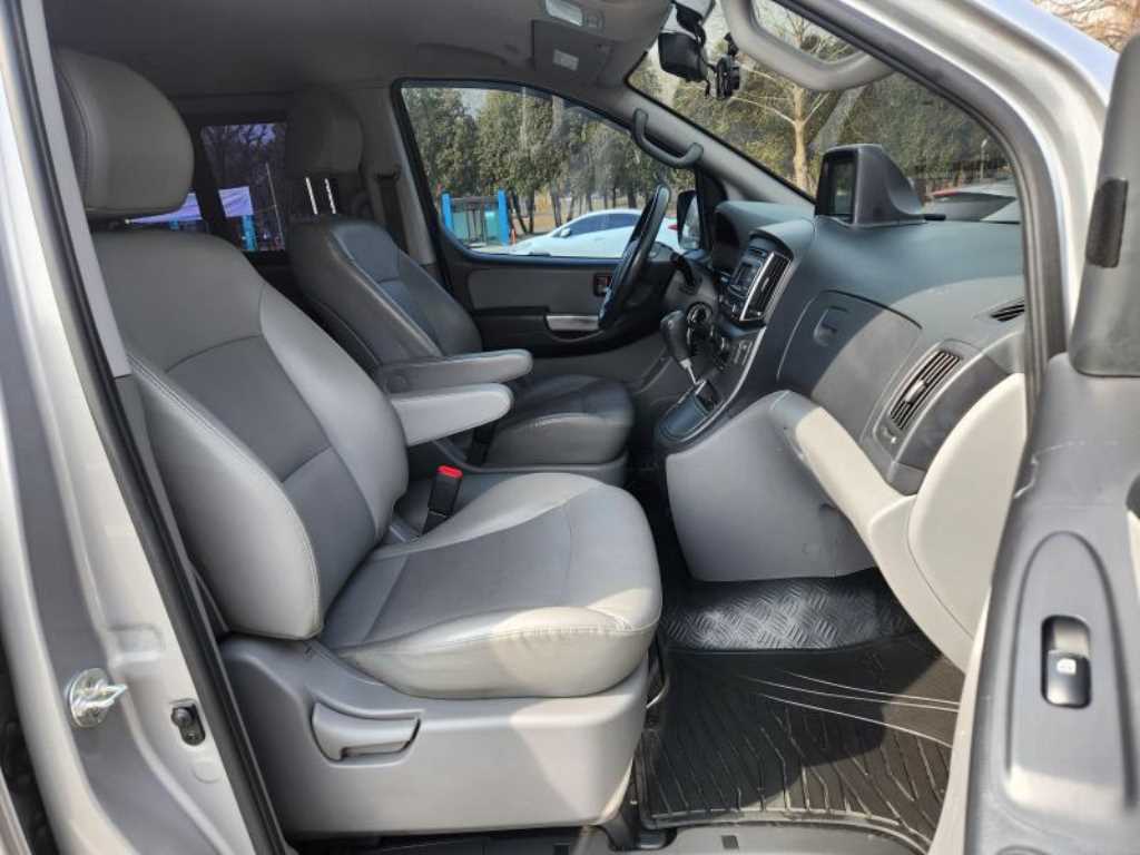 HYUNDAI Starex - Vista 9