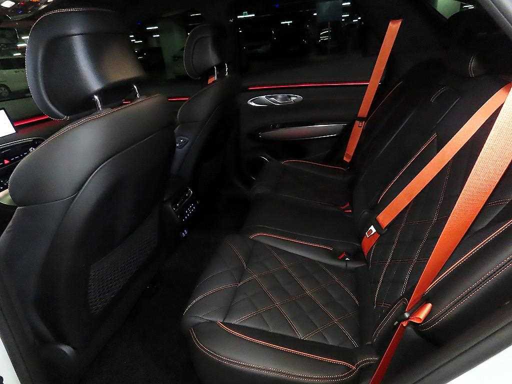 Genesis GV70 - Vista 8