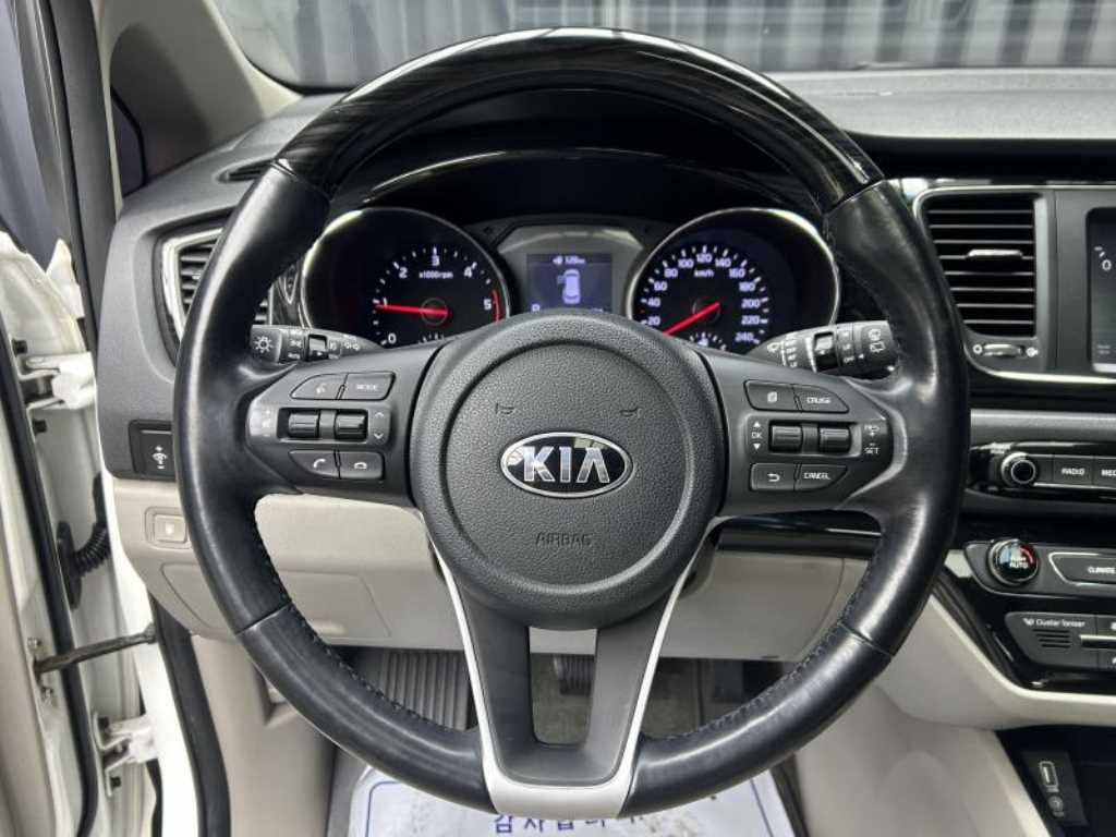 KIA Carnival - Vista 9