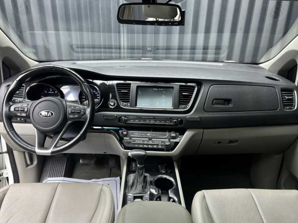 KIA Carnival - Vista 8