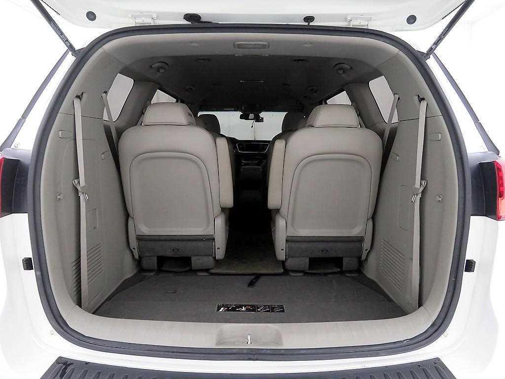 KIA Carnival - Vista 5