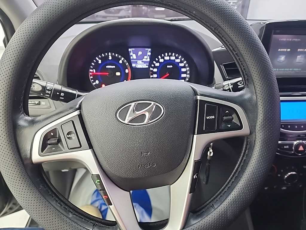 HYUNDAI Accent - Vista 9