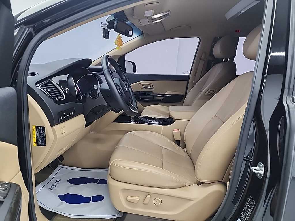 KIA Carnival - Vista 11