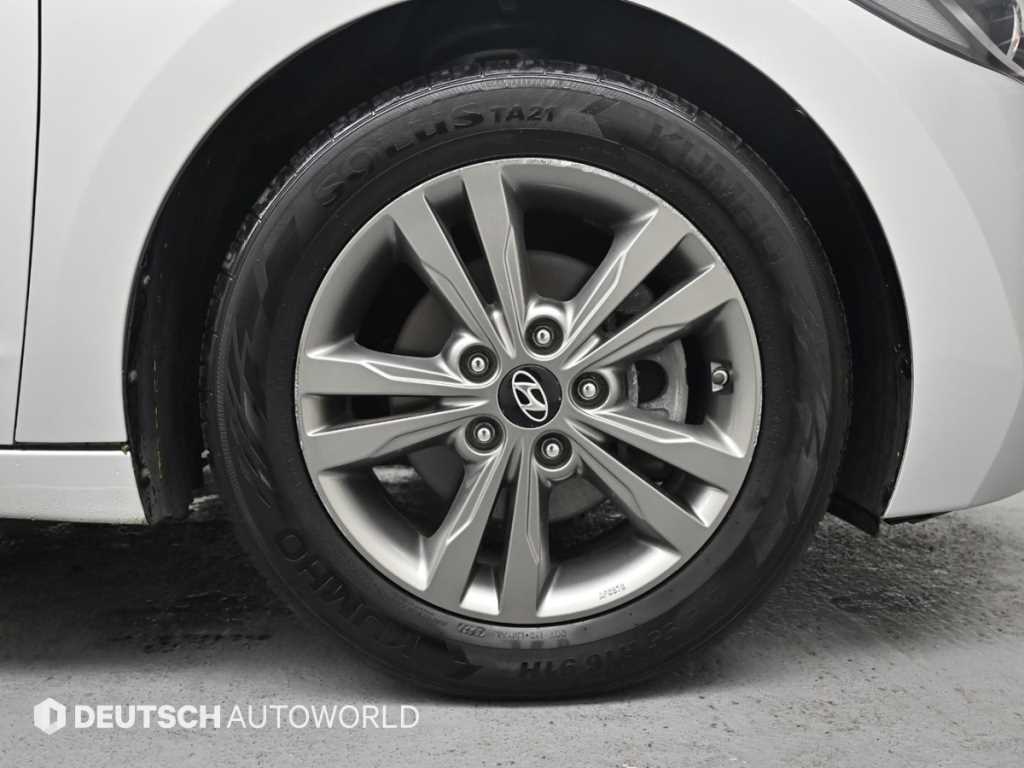 HYUNDAI Avante - Vista 5