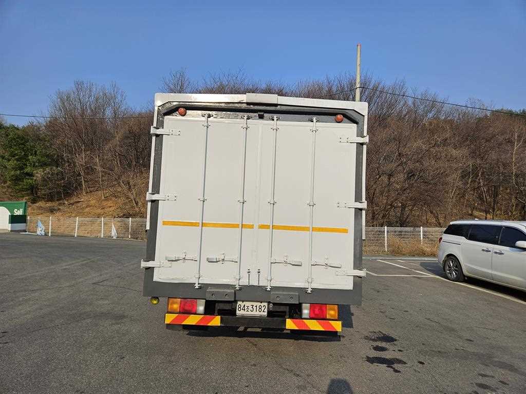 medium and large cargo truck - Vista 5