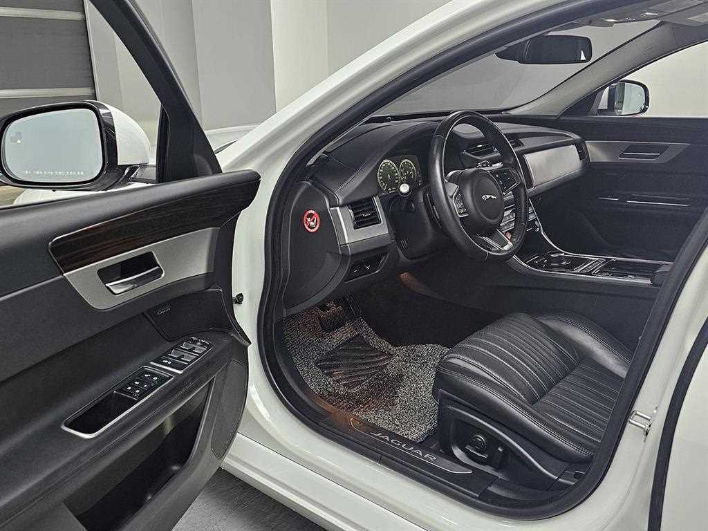 Jaguar XF - Vista 11