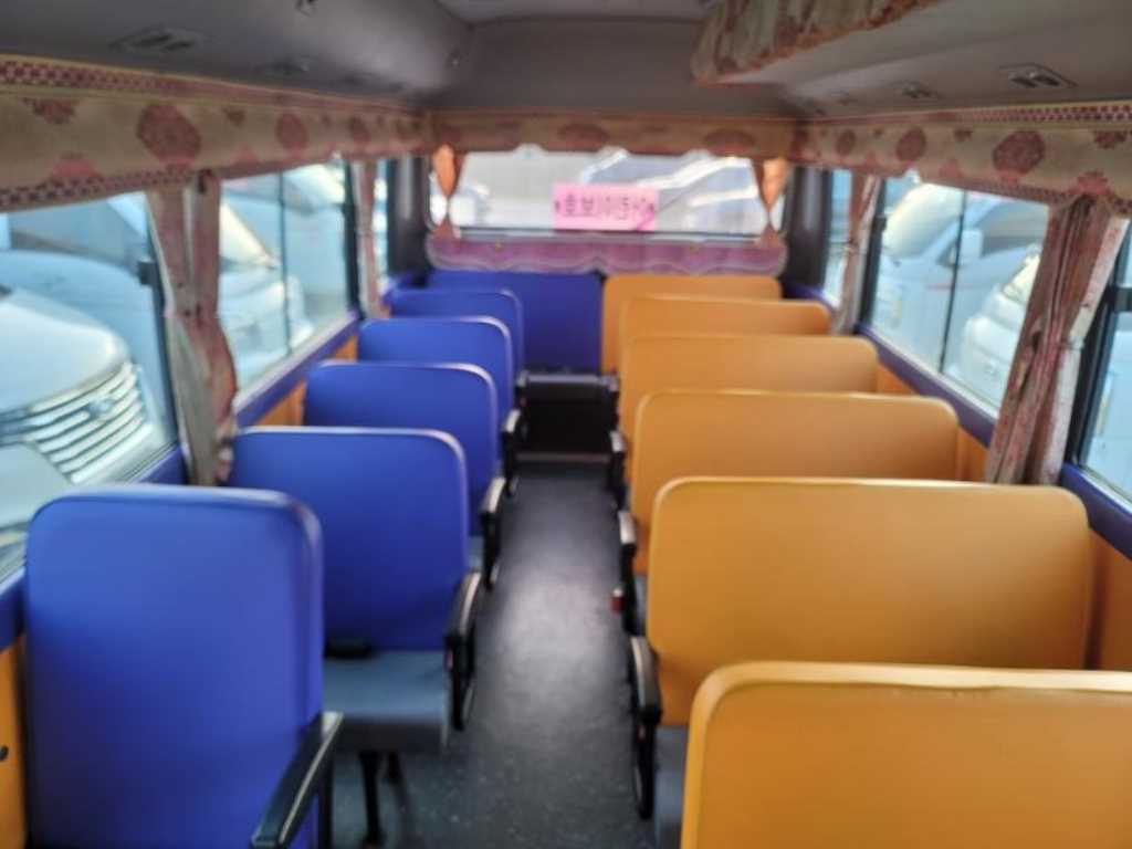 medium and large bus Hyundai bus - Vista 12