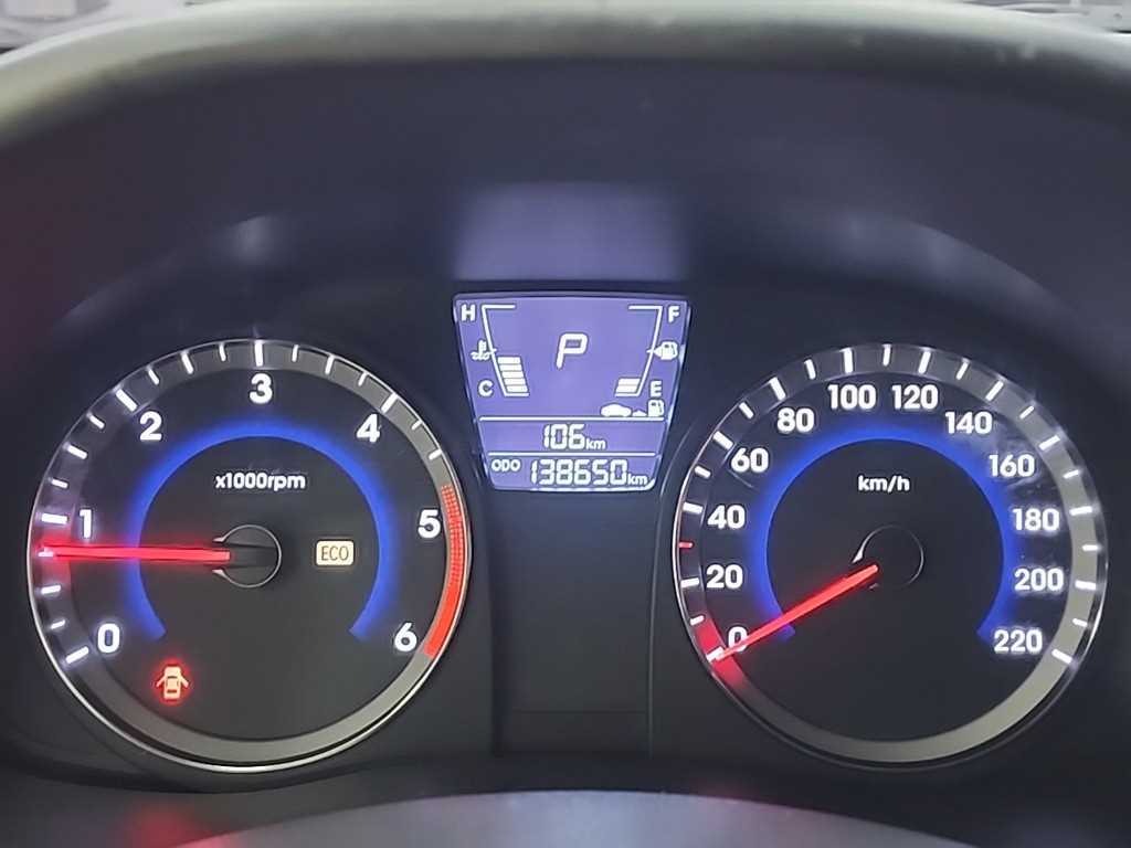 HYUNDAI Accent - Vista 6