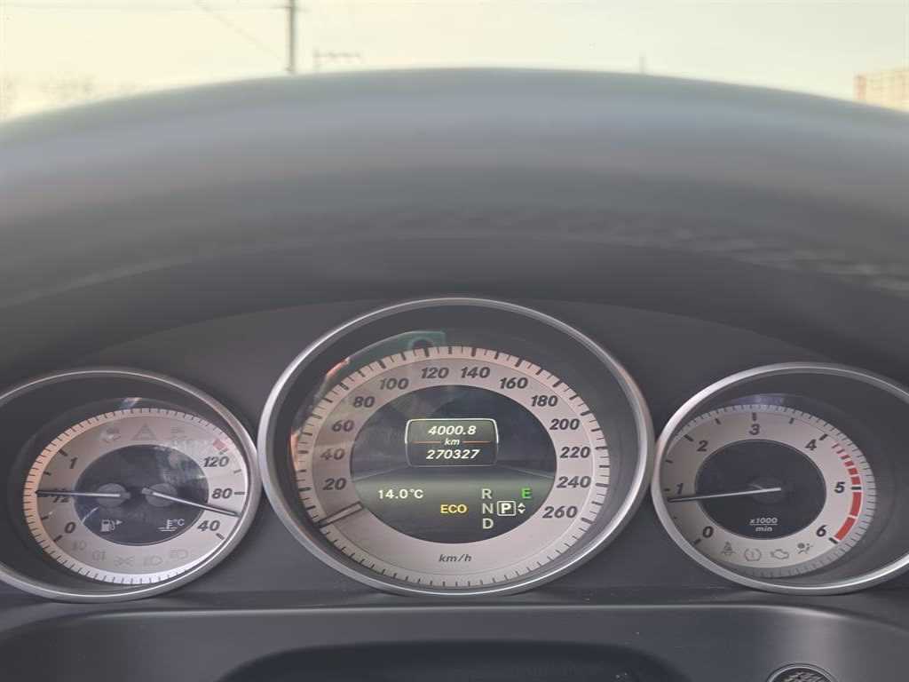 Mercedes Benz E class - Vista 5