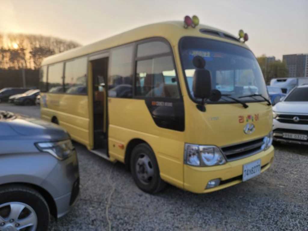 medium and large bus Hyundai bus - Vista 3