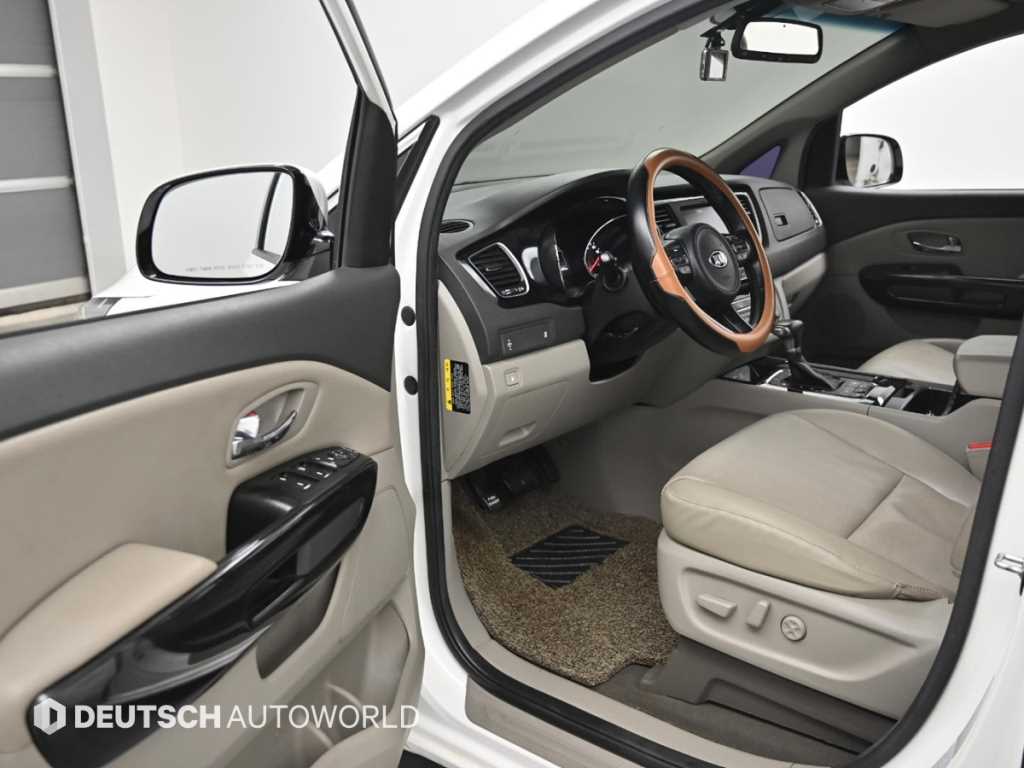 KIA Carnival - Vista 11