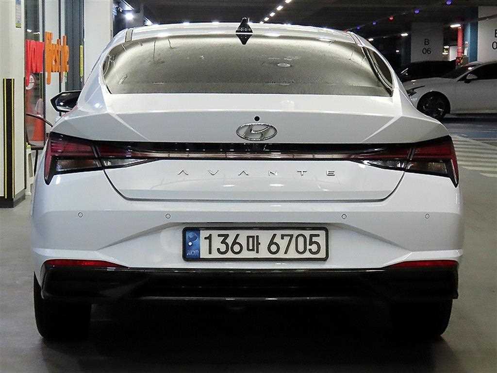 HYUNDAI Avante - Vista 5