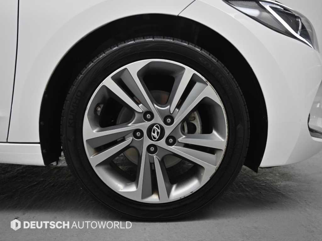 HYUNDAI Avante - Vista 5