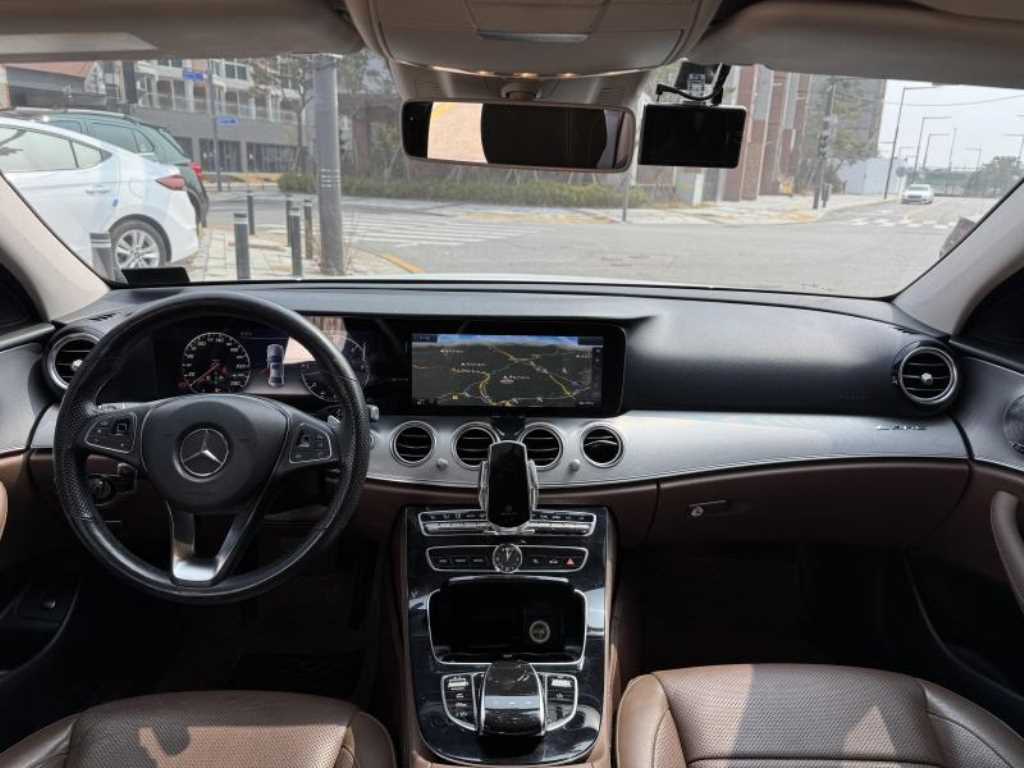 Mercedes Benz E class - Vista 8