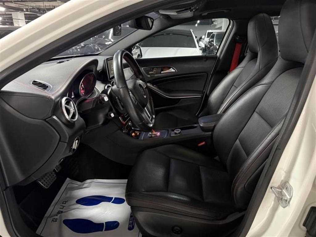 Mercedes Benz GLA Class - Vista 8