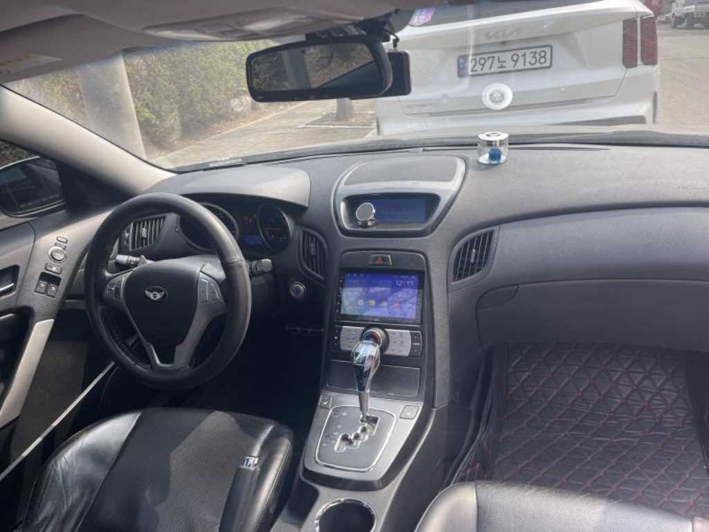 HYUNDAI Genesis - Vista 5