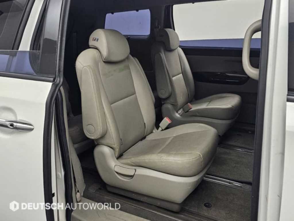 KIA Carnival - Vista 12