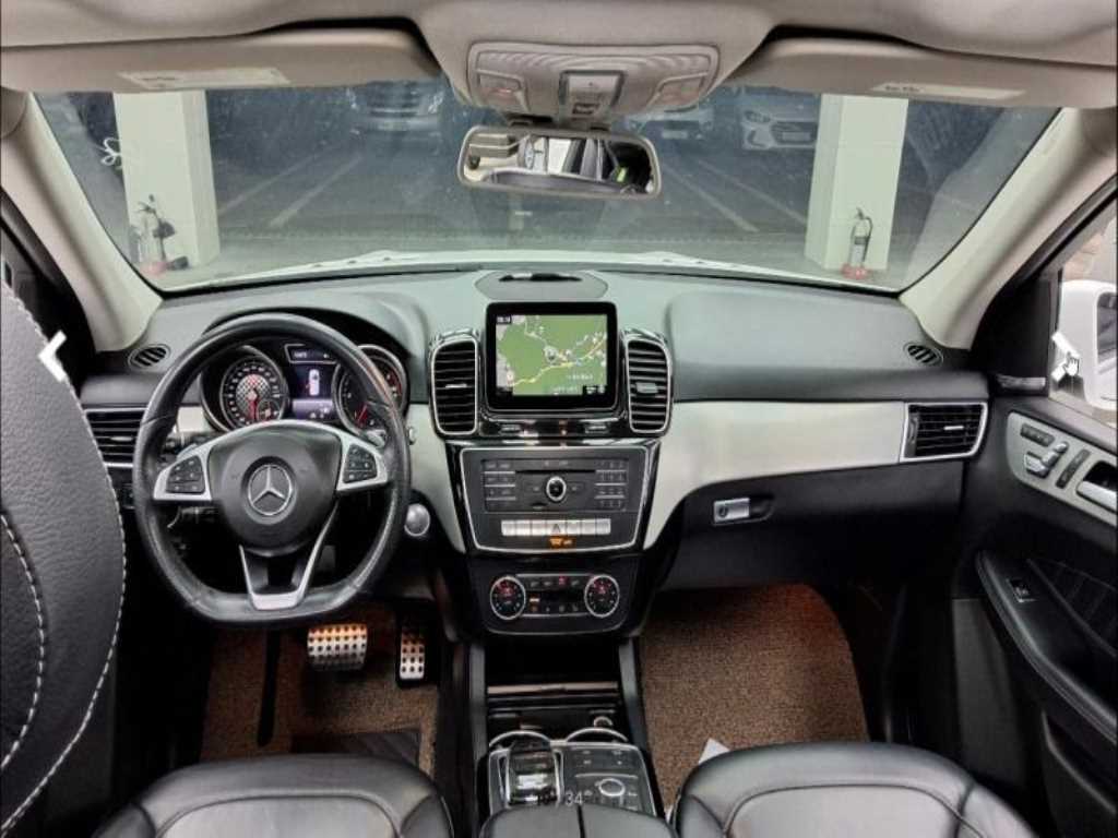 Mercedes Benz GLE Class - Vista 5