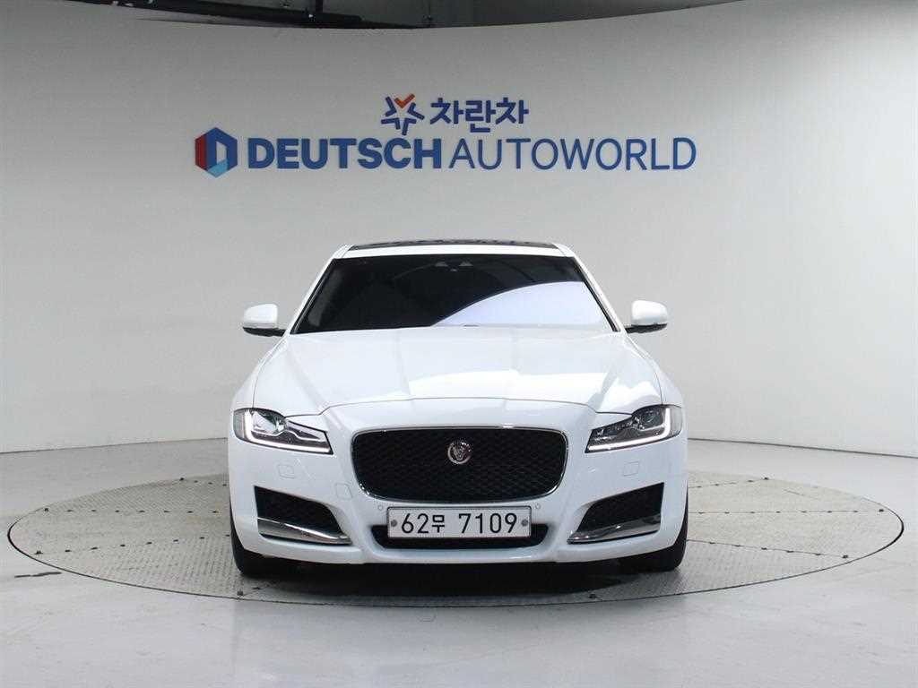 Jaguar XF - Vista 3