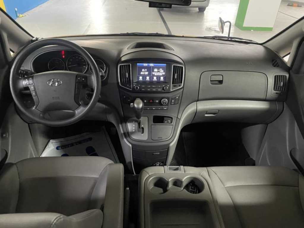 HYUNDAI Starex - Vista 6