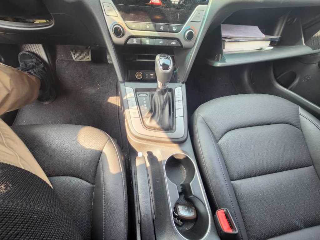 HYUNDAI Avante - Vista 9