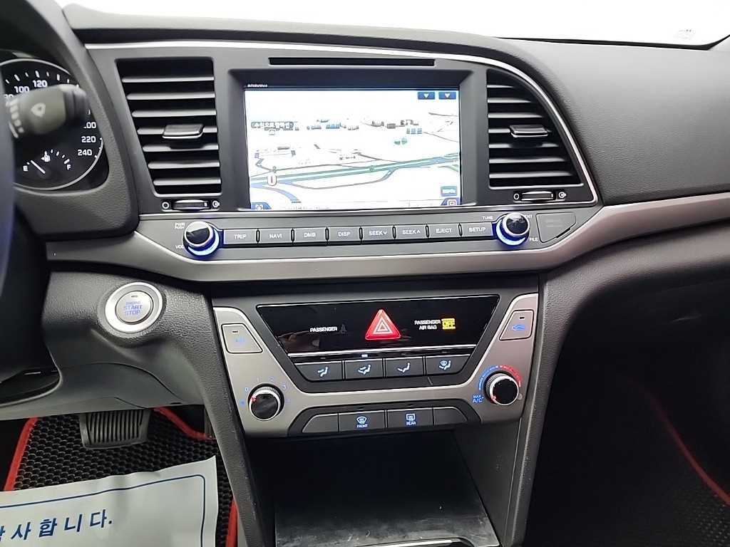 HYUNDAI Avante - Vista 10