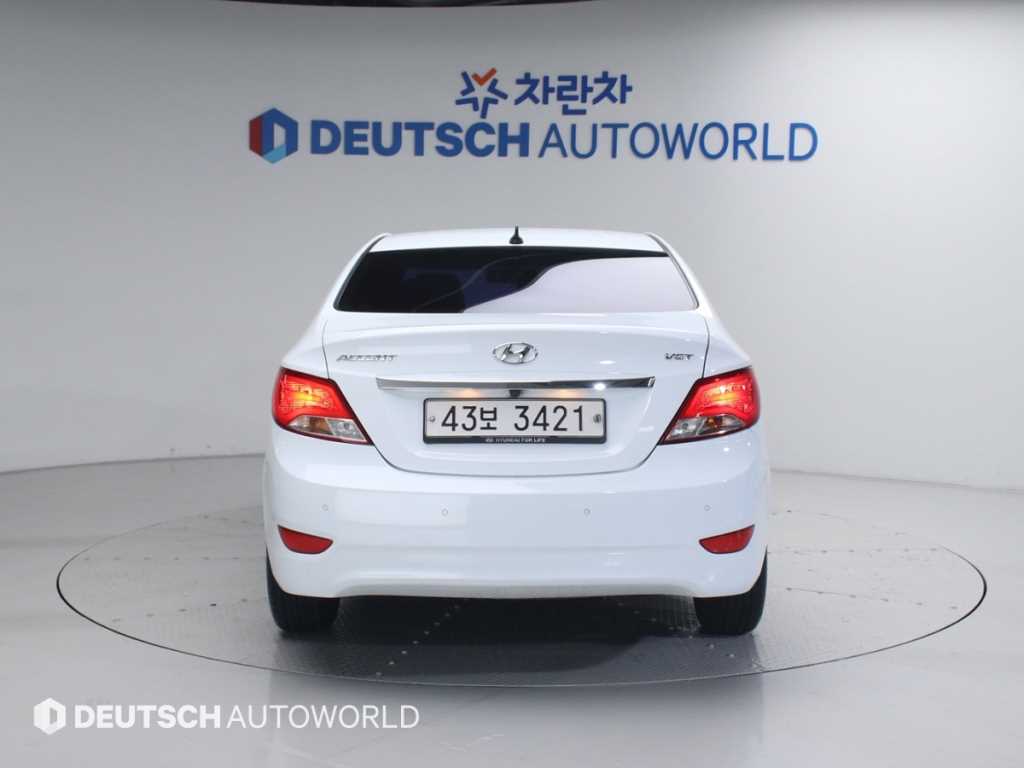 HYUNDAI Accent - Vista 4