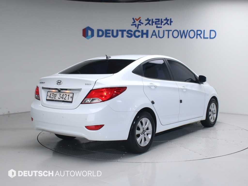 HYUNDAI Accent - Vista 2