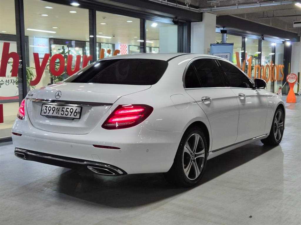 Mercedes Benz E class - Vista 4