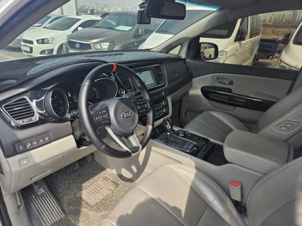 KIA Carnival - Vista 11