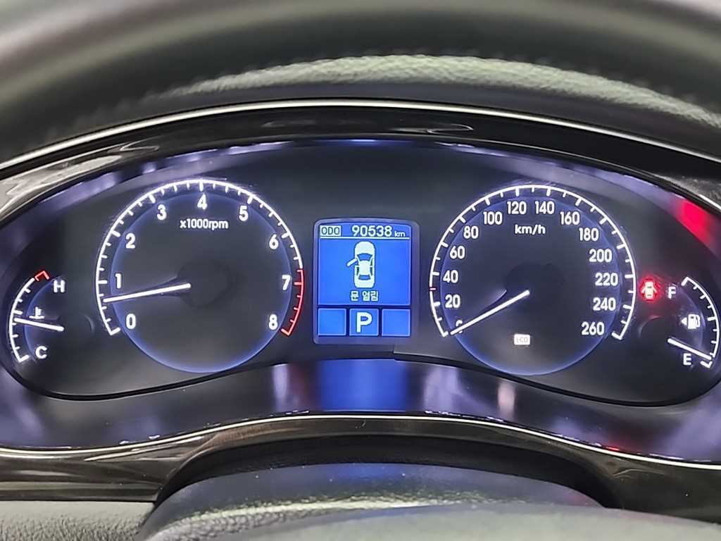 HYUNDAI Genesis - Vista 6