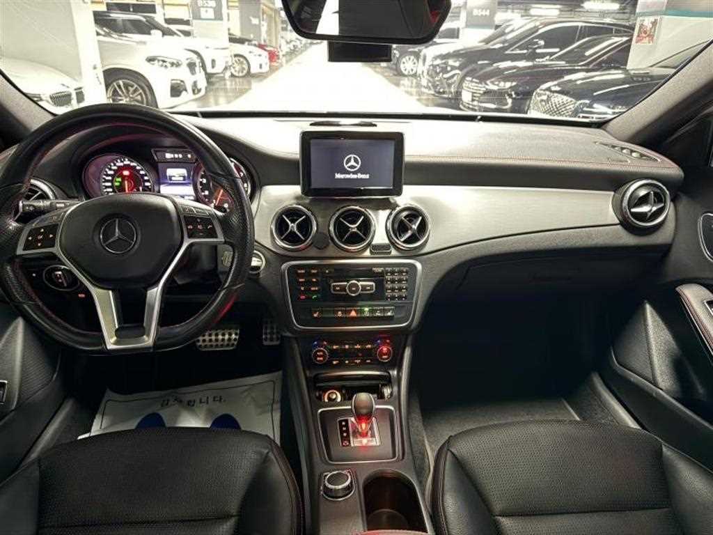 Mercedes Benz GLA Class - Vista 7