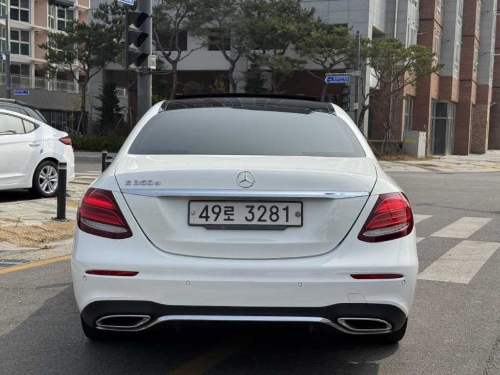 Mercedes Benz E class - Vista 4